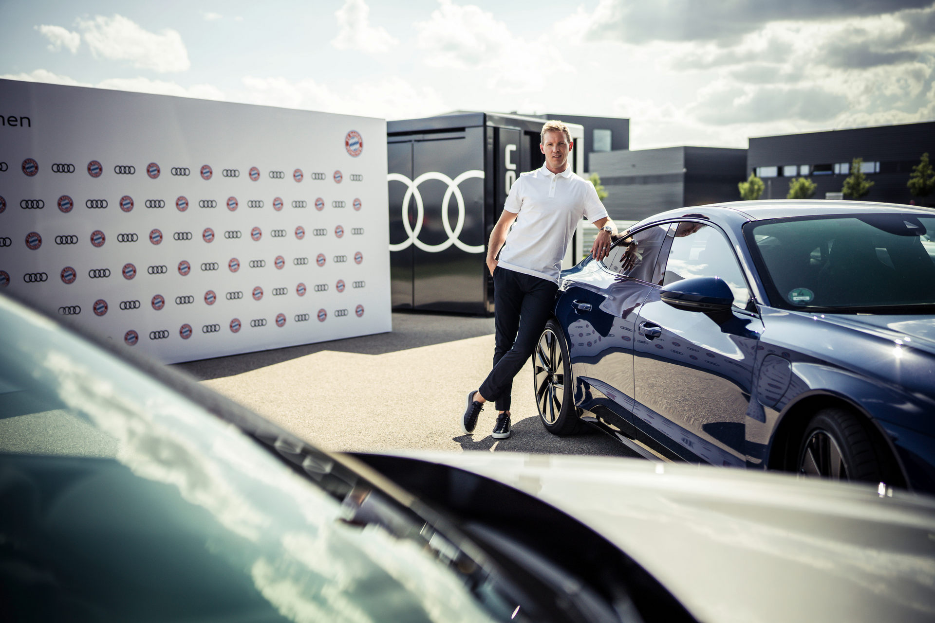 Dàn sao Bayern Munich đến trụ sở Audi nhận xe điện e-tron GT và RS e-tron GT miễn phí - Ảnh 2.