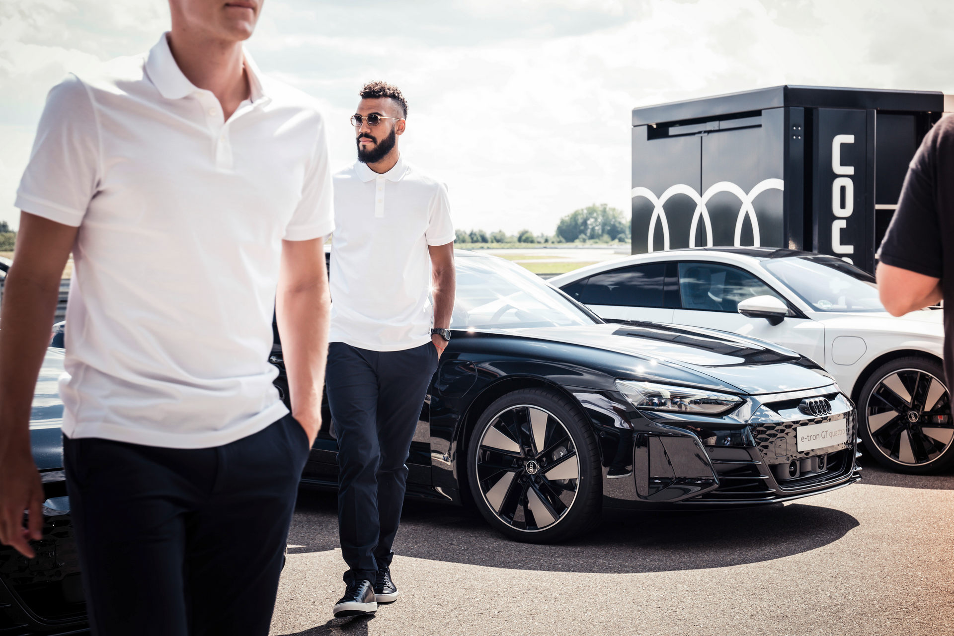 Dàn sao Bayern Munich đến trụ sở Audi nhận xe điện e-tron GT và RS e-tron GT miễn phí - Ảnh 1.