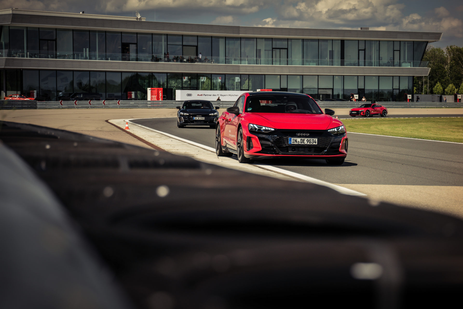 Dàn sao Bayern Munich đến trụ sở Audi nhận xe điện e-tron GT và RS e-tron GT miễn phí - Ảnh 4.