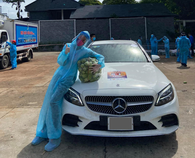 Tự lái Mercedes-Benz đi tiếp sức giữa tâm dịch, Hoa hậu Khánh Vân tiết lộ bàn tay nhăn nheo khiến nhiều người cảm phục - Ảnh 1.