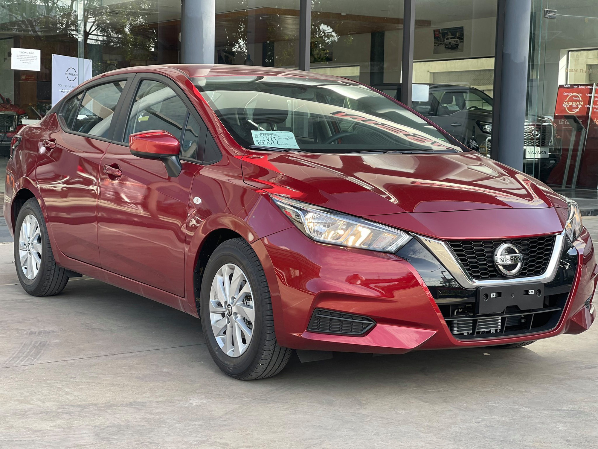 Cận cảnh Nissan Almera bản giữa giá 529 triệu đồng vừa về đại lý: Tiết kiệm 50 triệu nhưng bị cắt màn hình giải trí, thiếu nhiều công nghệ - Ảnh 1.