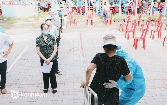 Cận cảnh xe tiêm chủng lưu động “bung 2 cánh” để che mưa nắng cho bà con Sài Gòn tiêm vaccine Covid-19 - Ảnh 10.
