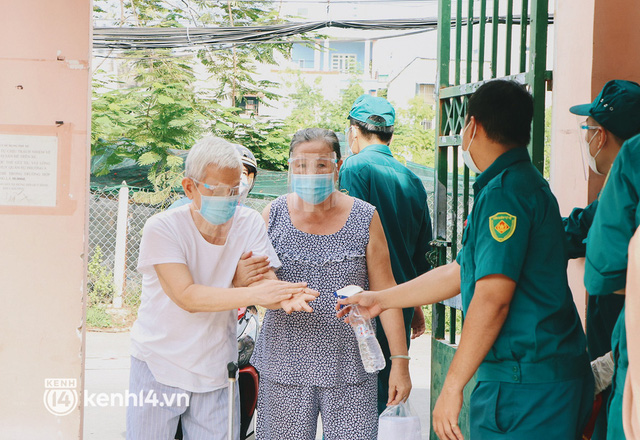 Cận cảnh xe tiêm chủng lưu động “bung 2 cánh” để che mưa nắng cho bà con Sài Gòn tiêm vaccine Covid-19 - Ảnh 5.