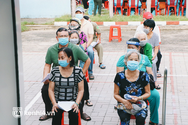 Cận cảnh xe tiêm chủng lưu động “bung 2 cánh” để che mưa nắng cho bà con Sài Gòn tiêm vaccine Covid-19 - Ảnh 6.