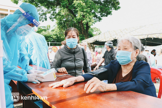Cận cảnh xe tiêm chủng lưu động “bung 2 cánh” để che mưa nắng cho bà con Sài Gòn tiêm vaccine Covid-19 - Ảnh 8.