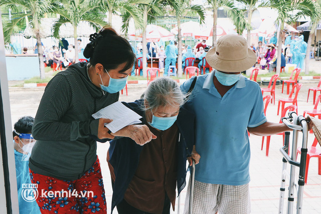 Cận cảnh xe tiêm chủng lưu động “bung 2 cánh” để che mưa nắng cho bà con Sài Gòn tiêm vaccine Covid-19 - Ảnh 9.
