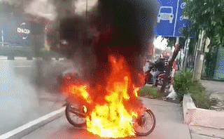 Bình Dương: Khống chế thanh niên châm lửa tự đốt xe khi bị lập biên bản vi phạm - Ảnh 1.