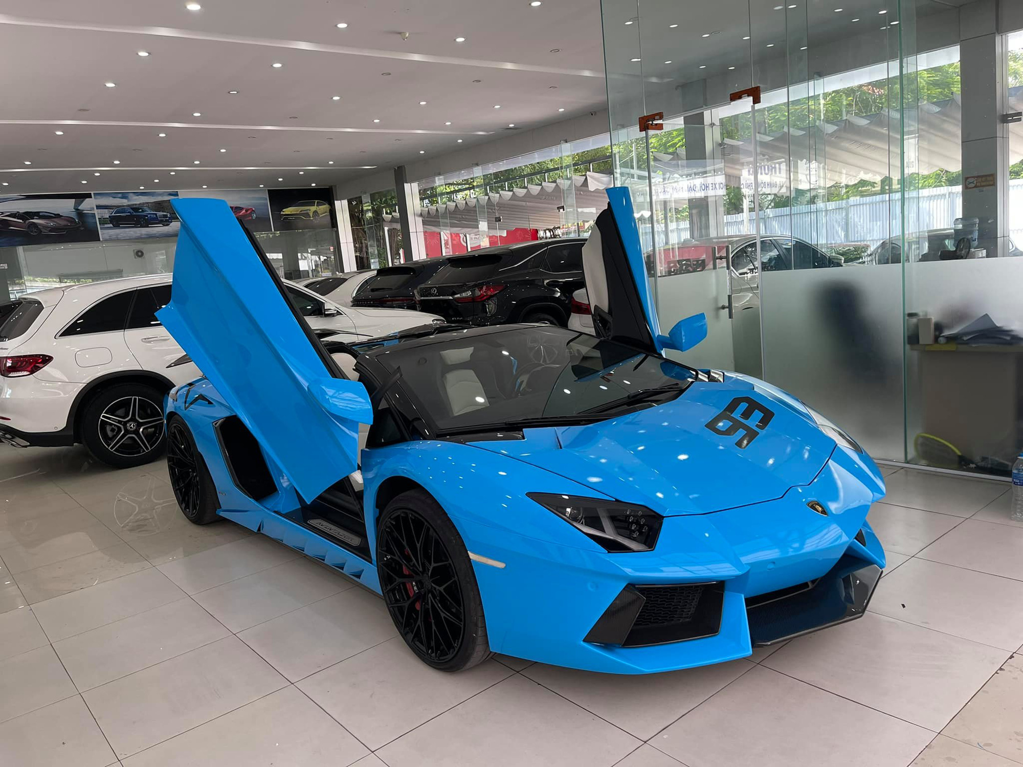 Lamborghini Aventador Roadster độ khủng từng của đại gia đồng hồ khét tiếng Hà Nội thay áo mới, xuất hiện một chi tiết như phiên bản giới hạn - Ảnh 1.