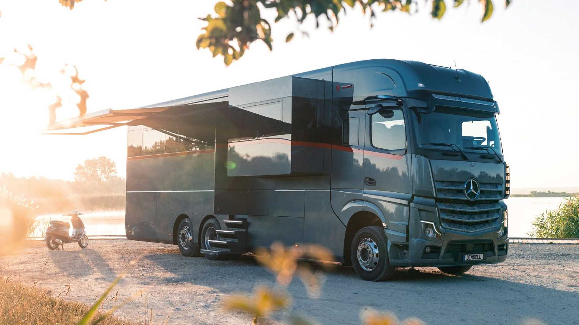 Bên trong mobihome khổng lồ 2 triệu USD: Có khoang để siêu xe Ferrari, nội thất như du thuyền trên cạn - Ảnh 7.