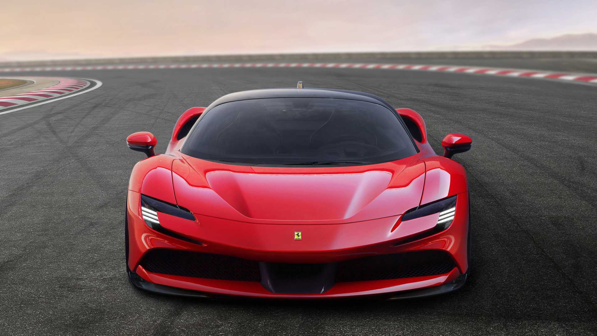 Với 1 tuần lương ở MU, Ronaldo có thể mua đủ loại siêu xe Ferrari, Lamborghini hoặc xế sang Rolls-Royce đã lăn bánh ở Việt Nam - Ảnh 8.