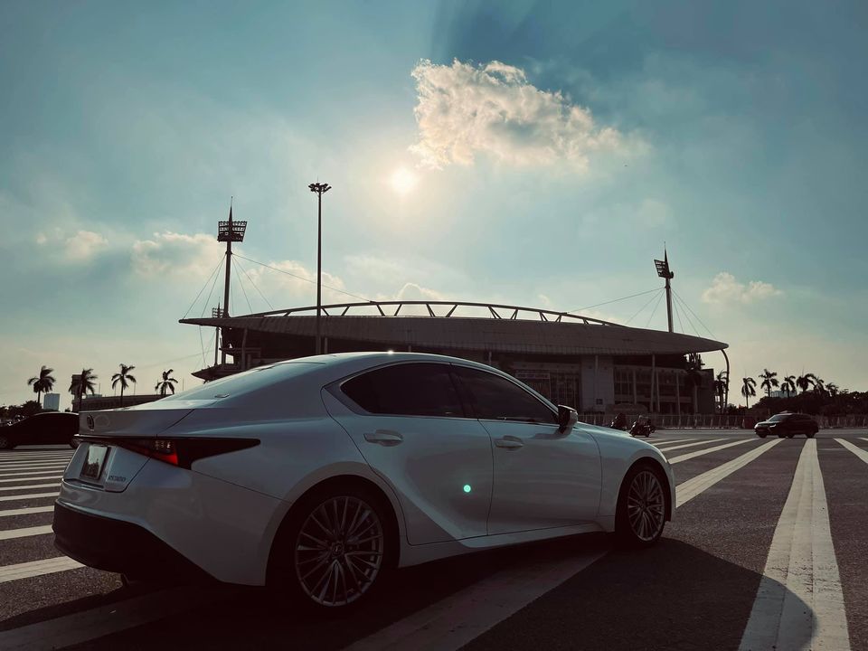 Lexus IS 300 thế hệ mới đầu tiên bán lại: Vừa chạy 1.200km đã rẻ hơn 300 triệu đồng - Ảnh 2.