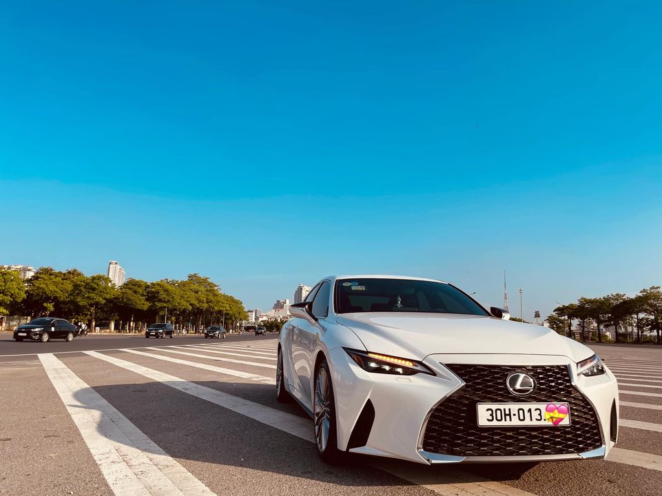 Lexus IS 300 thế hệ mới đầu tiên bán lại: Vừa chạy 1.200km đã rẻ hơn 300 triệu đồng - Ảnh 4.