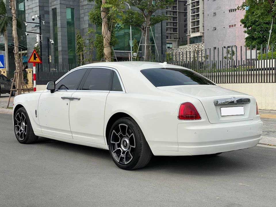 Bóng ma Anh quốc RollsRoyce Phantom 7 năm tuổi vẫn có giá ngang Mercedes Maybach S 680 mới