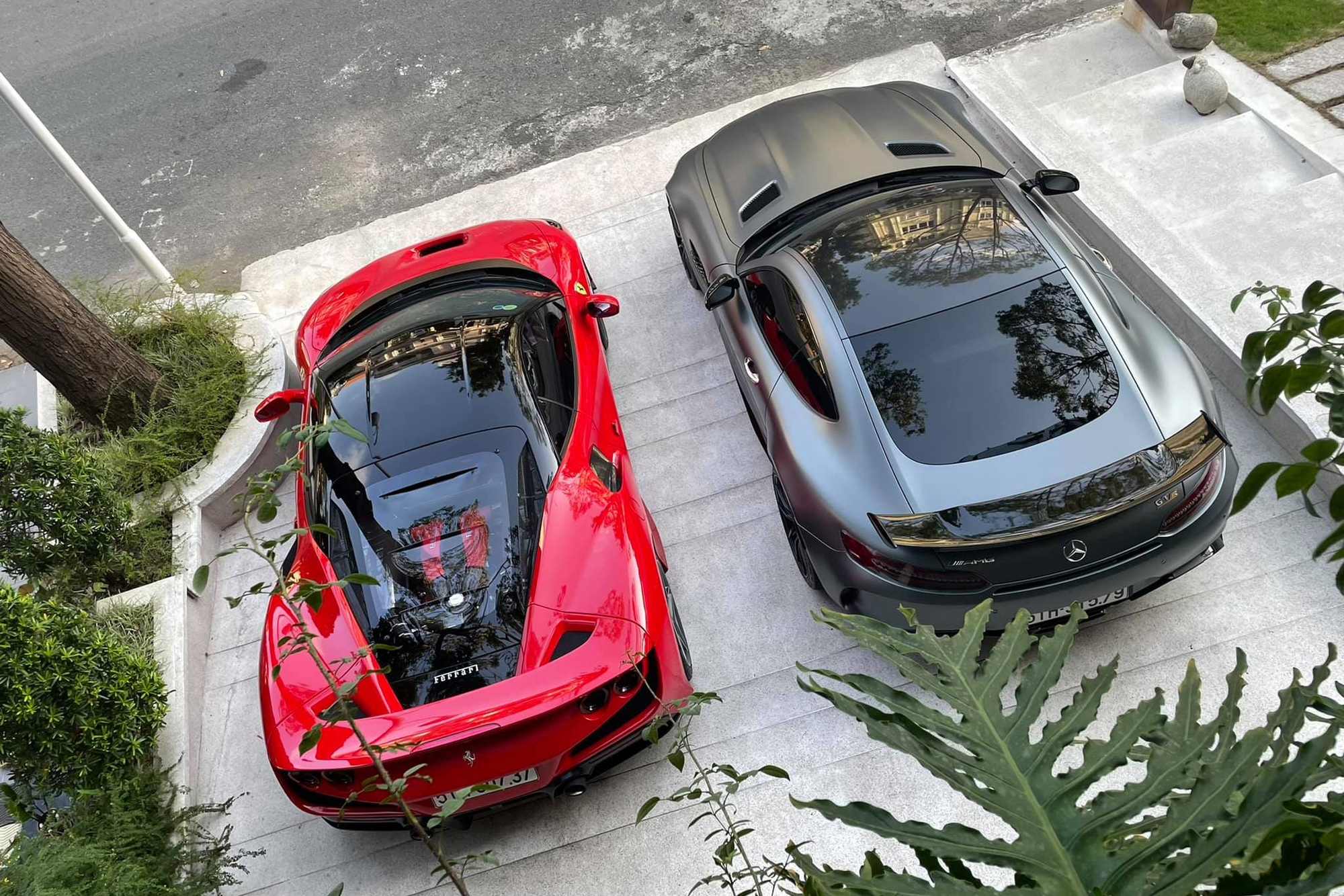 Rảnh rỗi mùa dịch, doanh nhân Nguyễn Quốc Cường mang siêu xe Ferrari F8 Tributo và Mercedes-AMG GT R cả chục tỷ ra tắm nắng - Ảnh 1.