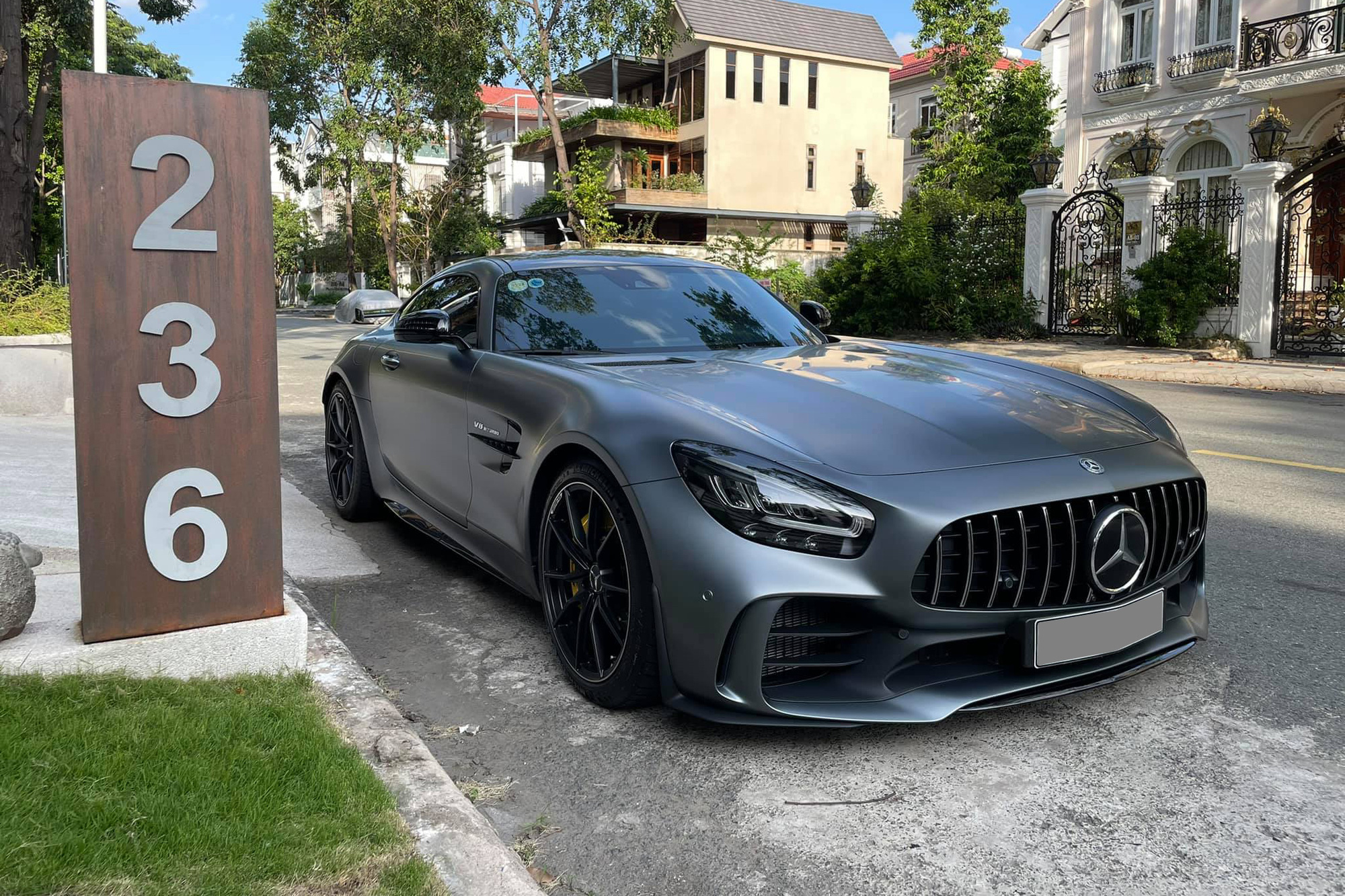 Rảnh rỗi mùa dịch, doanh nhân Nguyễn Quốc Cường mang siêu xe Ferrari F8 Tributo và Mercedes-AMG GT R cả chục tỷ ra tắm nắng - Ảnh 4.