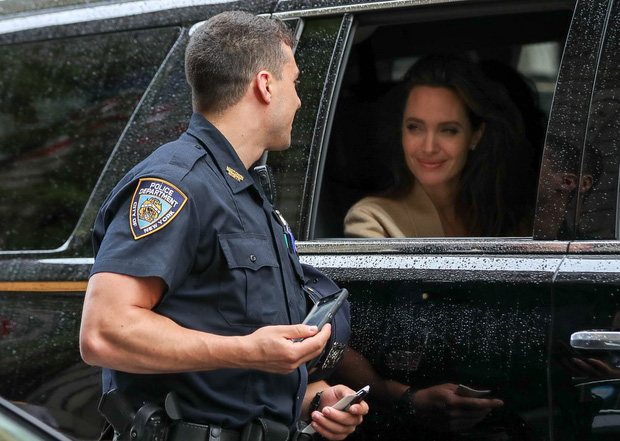 Angelina Jolie bị cảnh sát ới, dân tình không cần biết lý do mà chỉ ngẩn ngơ ngắm gương mặt đẹp như tranh lấp ló trong xe - Ảnh 2.