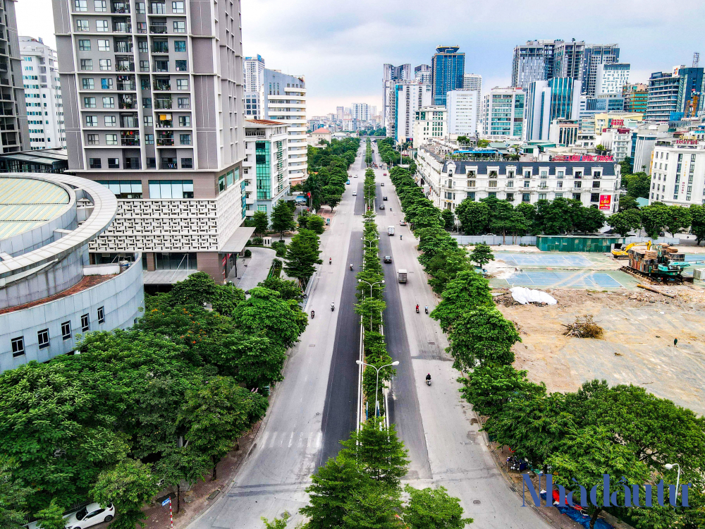 [Ảnh] 2 con đường lột xác trong thời gian Hà Nội giãn cách xã hội - Ảnh 1.