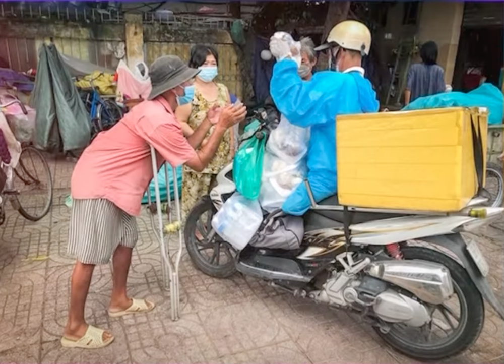 Võ sư 1 chân chạy xe máy 60km mỗi ngày, mang hàng trăm suất cơm tình nghĩa trao tặng bà con mùa dịch - Ảnh 4.