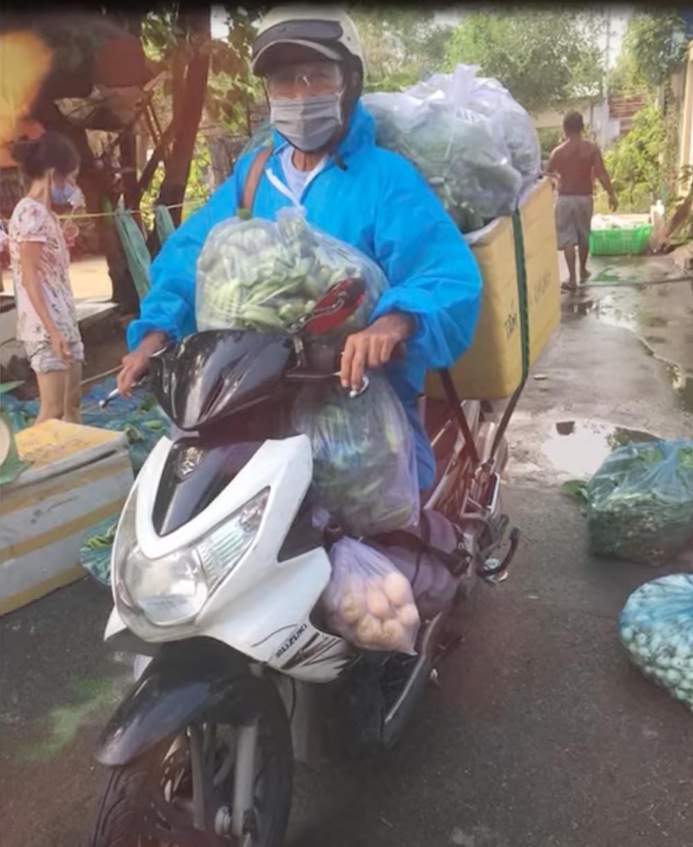 Võ sư 1 chân chạy xe máy 60km mỗi ngày, mang hàng trăm suất cơm tình nghĩa trao tặng bà con mùa dịch - Ảnh 7.