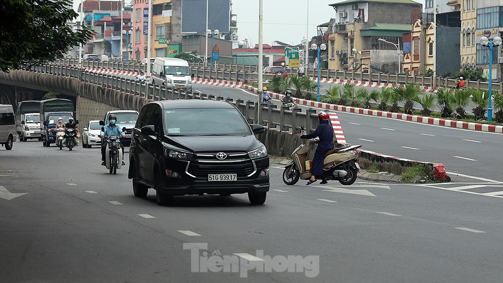 Xe máy nườm nượp đi ngược chiều né chốt kiểm soát khu vực ra vào vùng đỏ của Hà Nội - Ảnh 4.