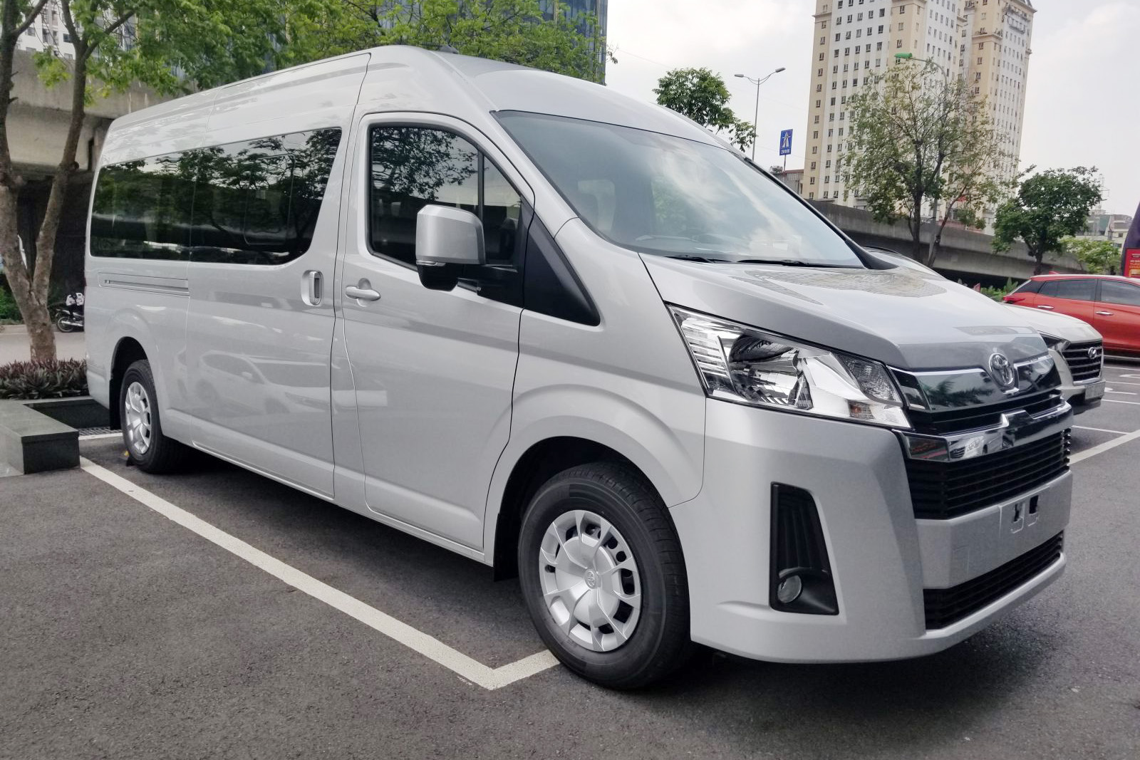 5 mẫu xe đi ngược thị trường bán chạy mùa dịch: Mazda chiếm áp đảo, Toyota Hiace tăng trưởng tới 275% - Ảnh 1.