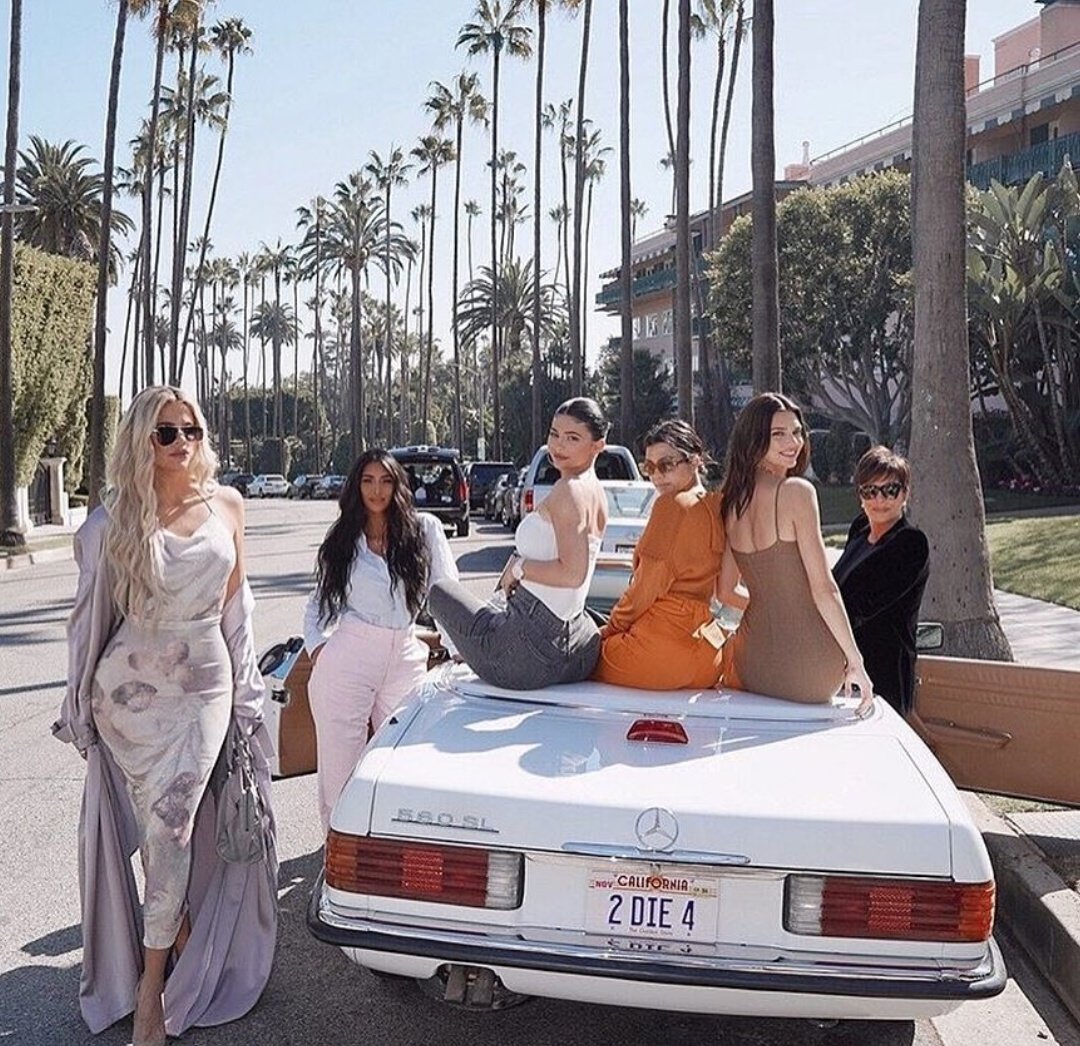 ‘Choáng’ với bộ sưu tập xe khủng của chị em nhà Kardashian-Jenner: Bugatti, Rolls-Royce, Lamborghini hay Ferrari đủ cả - Ảnh 1.