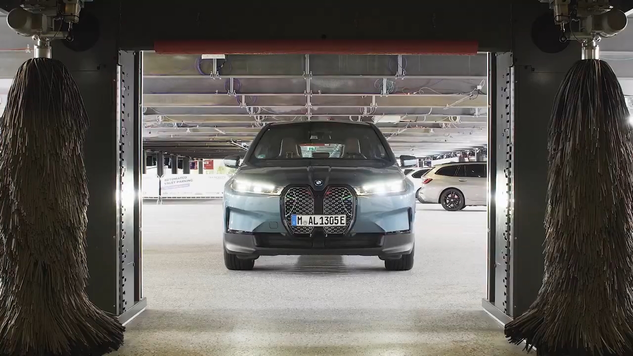 BMW iX  SUV điện sạc pin 1 lần di chuyển 600 km