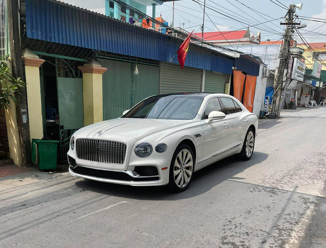 Đại gia Hải Phòng tậu Bentley Flying Spur V8 màu trắng độc nhất Việt Nam, sở hữu biển số tứ quý kết hợp thần tài lớn - Ảnh 2.