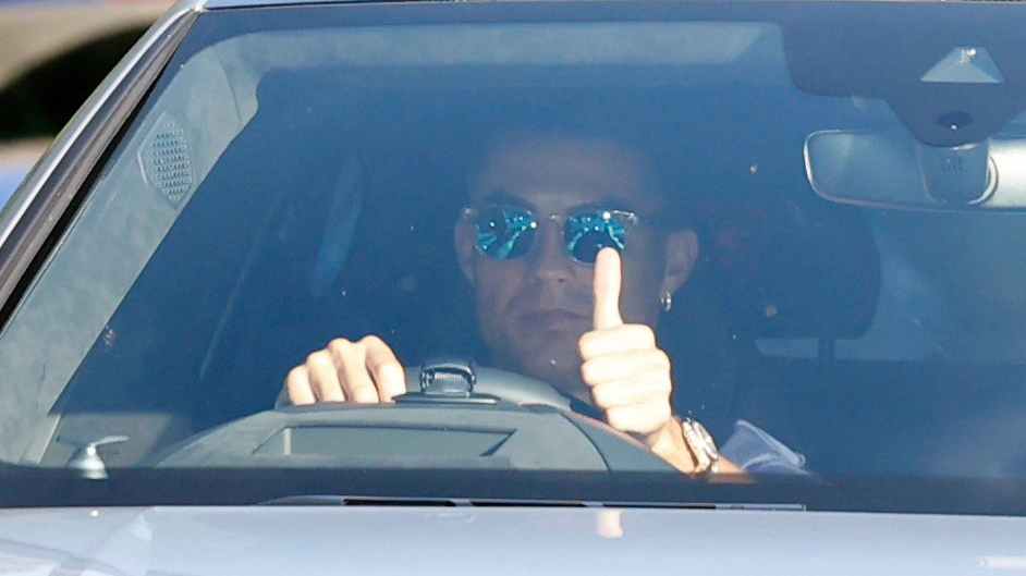 Đang lái Lamborghini Urus trên đường, Ronaldo thực hiện một hành động khiến ai cũng khen hết lời - Ảnh 4.