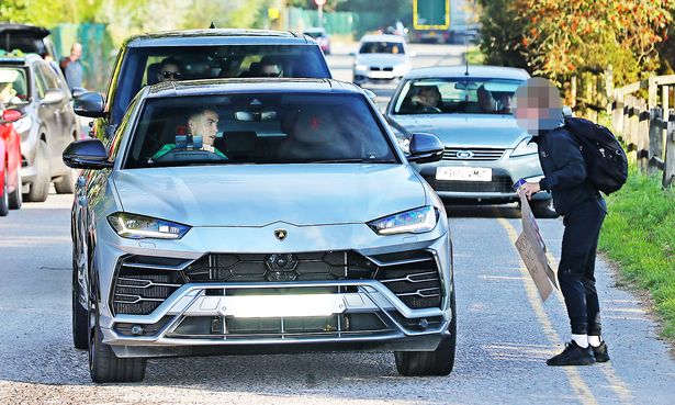 Đang lái Lamborghini Urus trên đường, Ronaldo thực hiện một hành động khiến ai cũng khen hết lời - Ảnh 2.