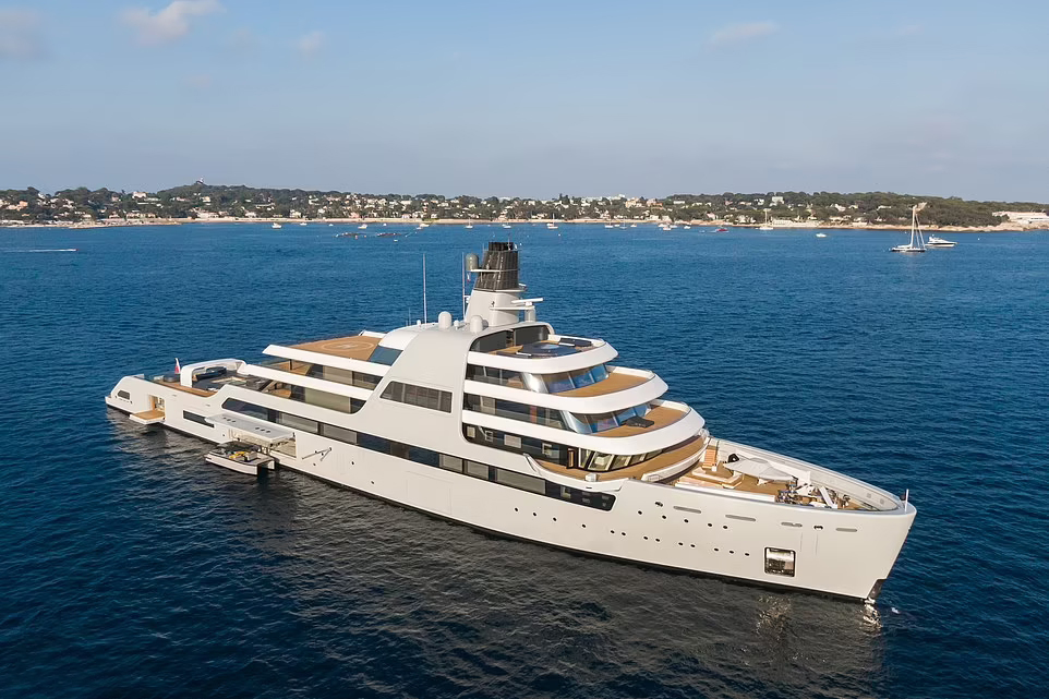 Chiêm ngưỡng siêu du thuyền của ông chủ Chelsea: Giá bằng... hơn 1.200 chiếc Lamborghini Aventador, không khác khách sạn 5 sao trên biển - Ảnh 1.