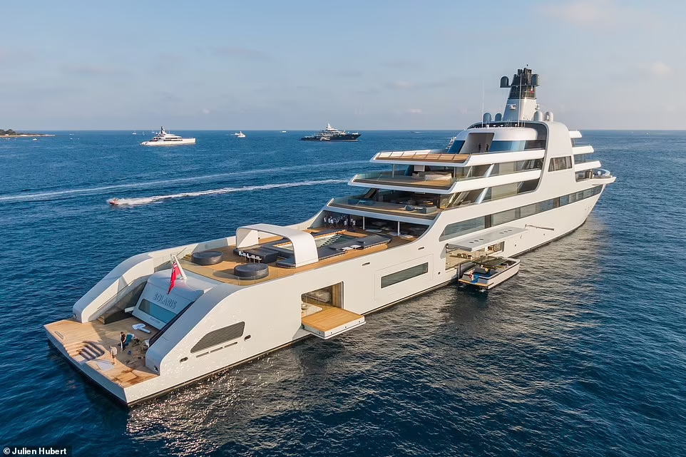 Chiêm ngưỡng siêu du thuyền của ông chủ Chelsea: Giá bằng... hơn 1.200 chiếc Lamborghini Aventador, không khác khách sạn 5 sao trên biển - Ảnh 2.