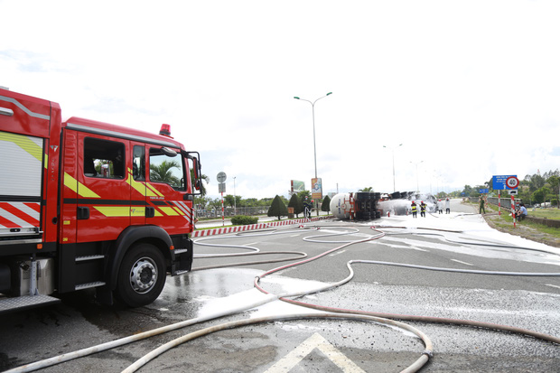 NÓNG: Xe bồn chở 20 tấn gas lật tại cầu vượt Hoà Cầm, nguy cơ cháy nổ rất cao - Ảnh 4.