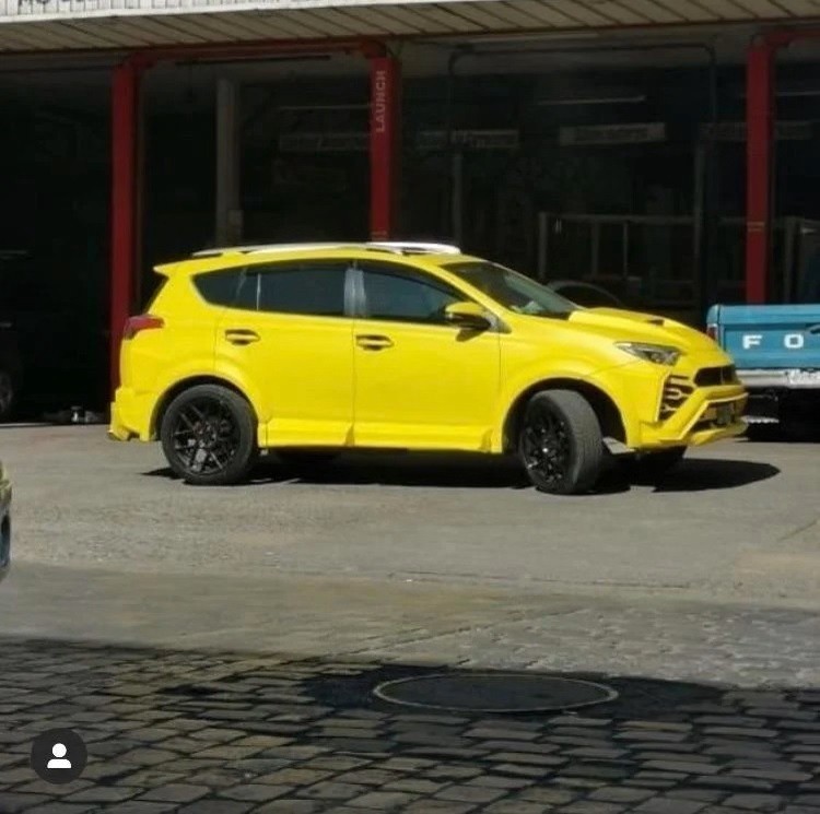 Lamboyota URAV4 - Khi bạn thích Lamborghini Urus mà chỉ đủ tiền mua Toyota RAV4 - Ảnh 2.