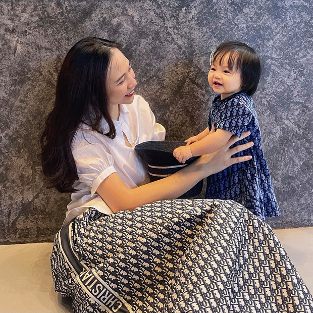 Ái nữ nhà Cường Đô La chuẩn rich kid chính hiệu: Diện váy áo sang chảnh, có nguyên BST túi đắt đỏ đến người lớn cũng mê! - Ảnh 2. Ái nữ nhà Cường Đô La chuẩn rich kid chính hiệu: Diện váy áo sang chảnh, có nguyên BST túi đắt đỏ đến người lớn cũng mê! - Ảnh 2.