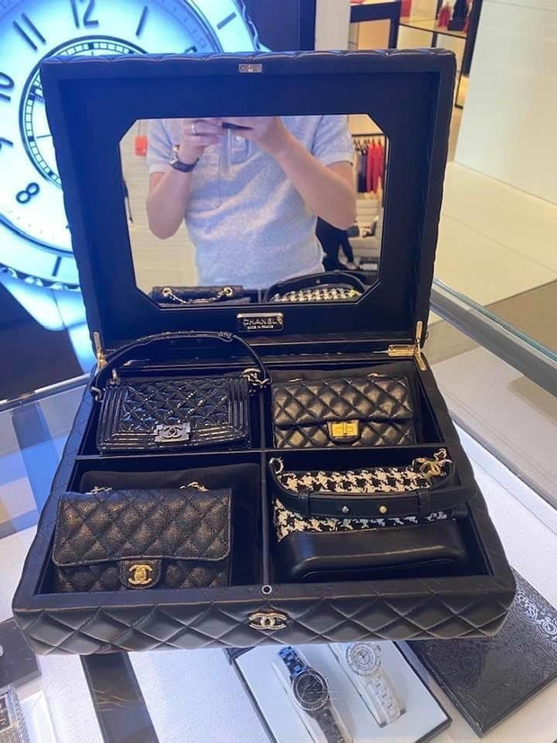Ái nữ nhà Cường Đô La chuẩn rich kid chính hiệu: Diện váy áo sang chảnh, có nguyên BST túi đắt đỏ đến người lớn cũng mê! - Ảnh 4. Ái nữ nhà Cường Đô La chuẩn rich kid chính hiệu: Diện váy áo sang chảnh, có nguyên BST túi đắt đỏ đến người lớn cũng mê! - Ảnh 4.