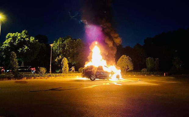 Hà Nội: Xe BMW bốc cháy dữ dội, 3 người bên trong may mắn thoát nạn - Ảnh 1.