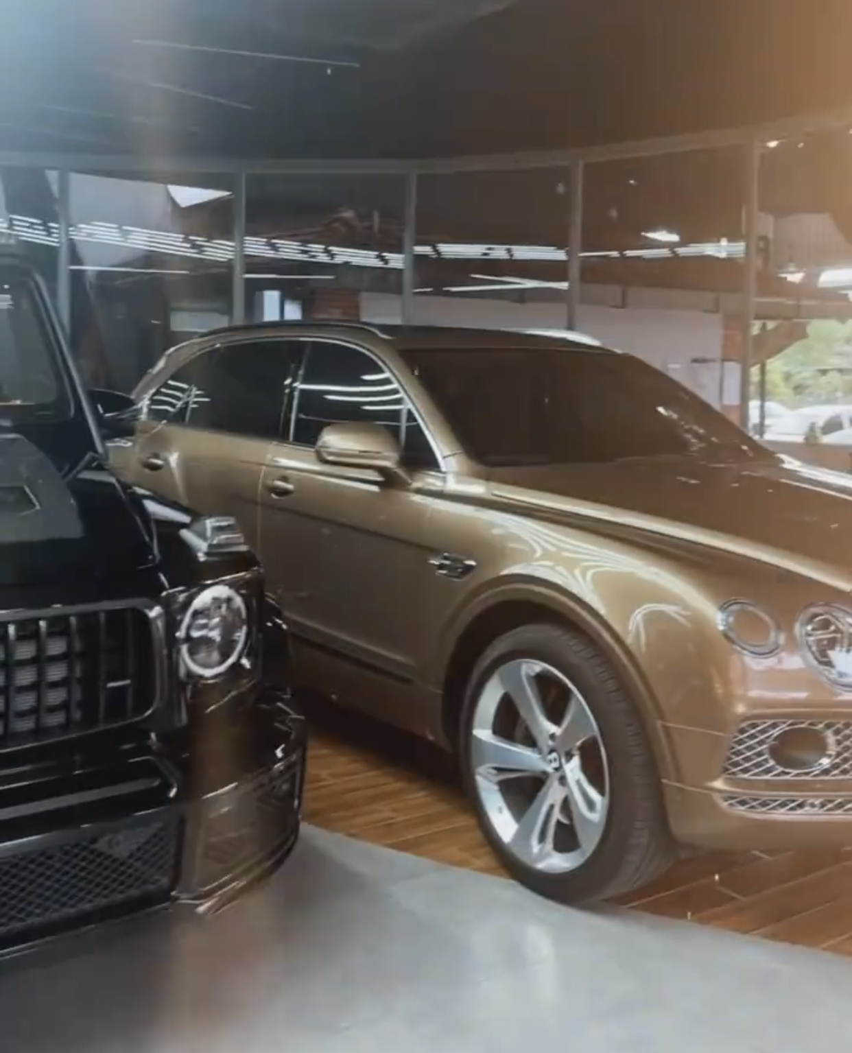 Showroom tại Sài Gòn khoe dàn xe hàng trăm tỷ đồng xếp chật kín trong mùa dịch: Có siêu xe nhưng Mercedes-AMG G 63 mới gây chú ý bởi số lượng khủng - Ảnh 4.