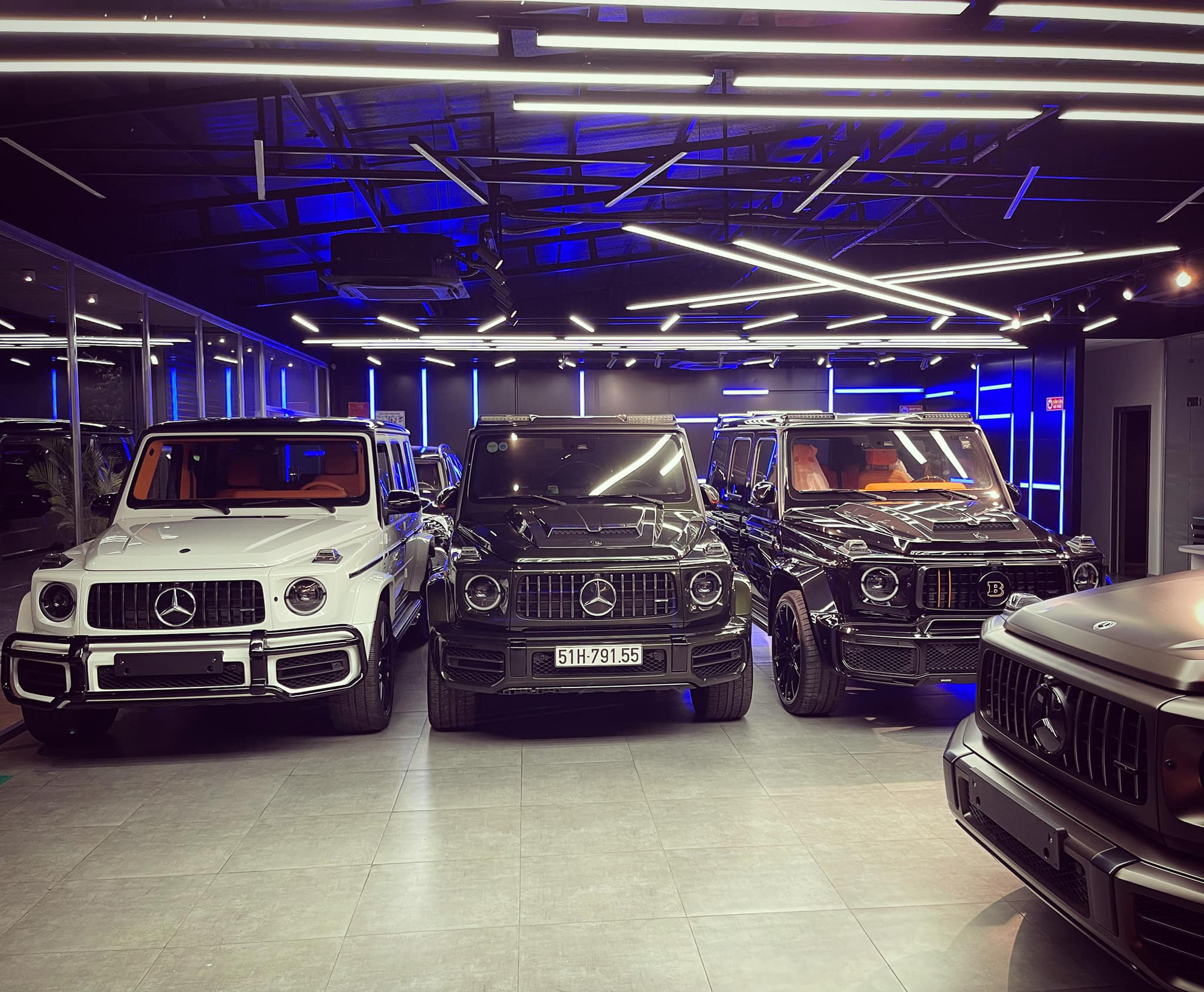 Showroom tại Sài Gòn khoe dàn xe hàng trăm tỷ đồng xếp chật kín trong mùa dịch: Có siêu xe nhưng Mercedes-AMG G 63 mới gây chú ý bởi số lượng khủng - Ảnh 1.