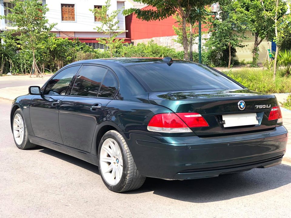 BMW 750 Li trượt giá sau 14 năm, tiền bán lại không đủ để tậu Hyundai Accent 2021 - Ảnh 1.