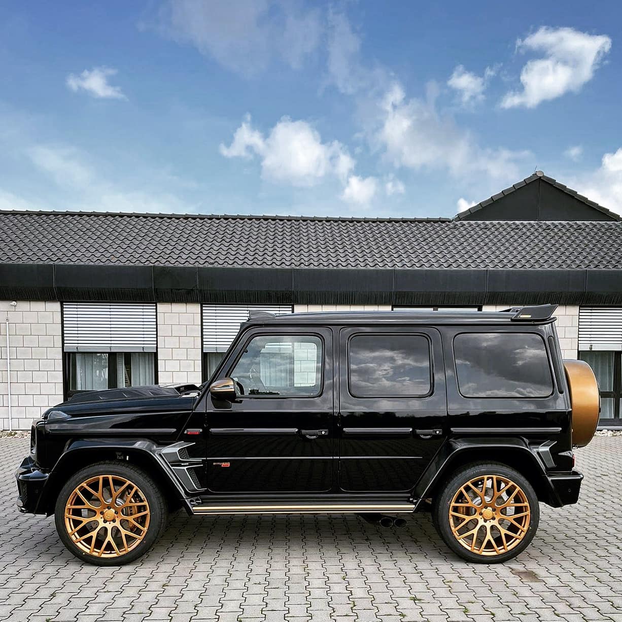 Đại lý tư nhân chào hàng Mercedes-AMG G 63 độ Brabus cực độc, thuộc 1 trong 5 chiếc trên toàn thế giới được mạ vàng - Ảnh 2.