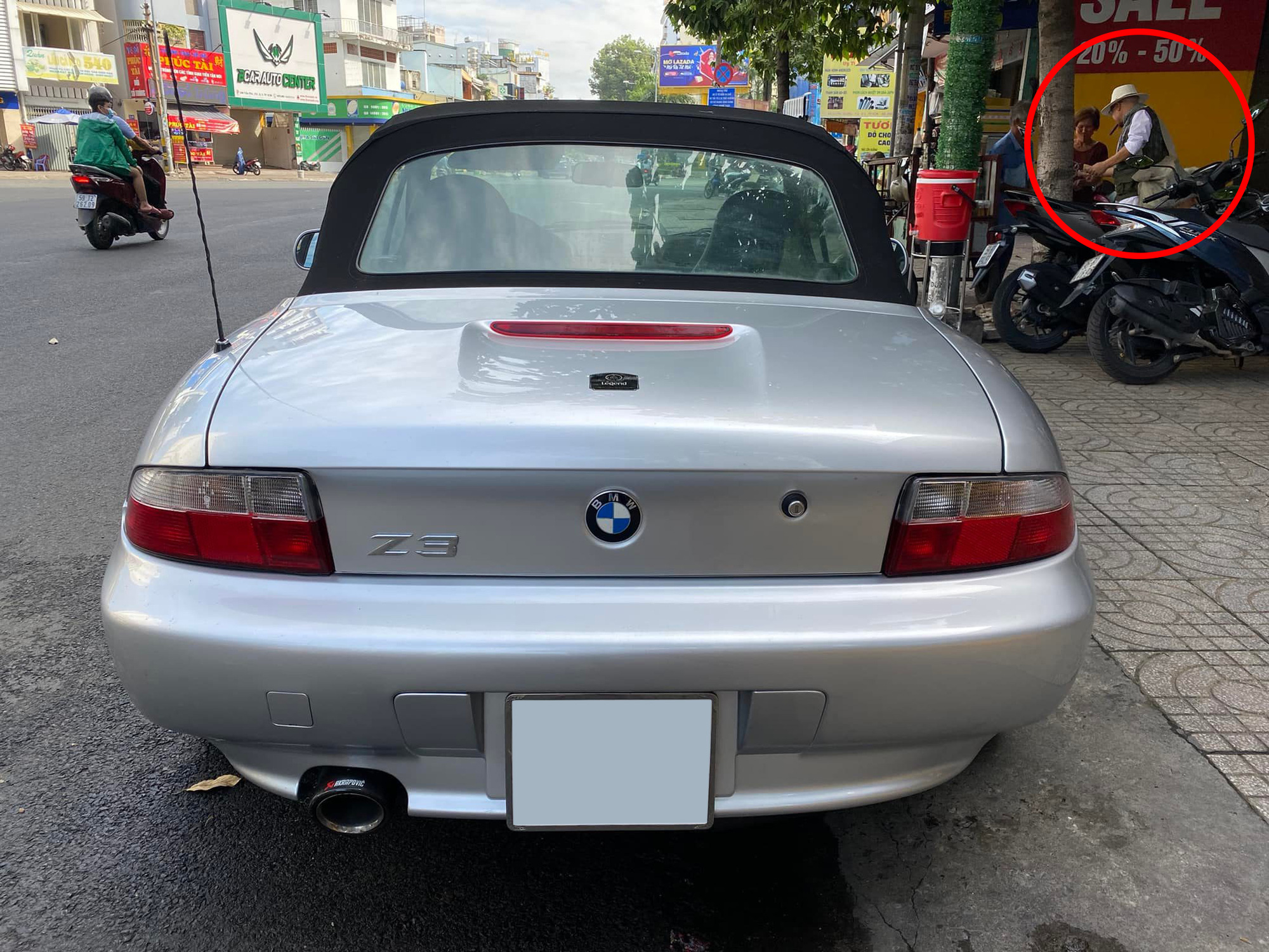 Ông trùm cà phê Đặng Lê Nguyên Vũ mang BMW Z3 siêu hiếm đến một showroom bán siêu xe nổi tiếng TP. HCM gây tò mò - Ảnh 1. Ông trùm cà phê Đặng Lê Nguyên Vũ mang BMW Z3 siêu hiếm đến một showroom bán siêu xe nổi tiếng TP. HCM gây tò mò - Ảnh 1.