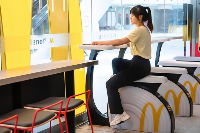 McDonald’s thay thế ghế bằng xe đạp để bạn có thể vừa ăn vừa đốt calo  - Ảnh 1.