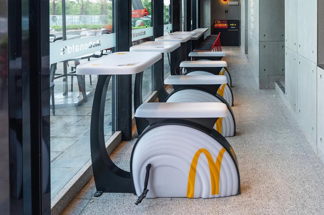 McDonald’s thay thế ghế bằng xe đạp để bạn có thể vừa ăn vừa đốt calo  - Ảnh 2.