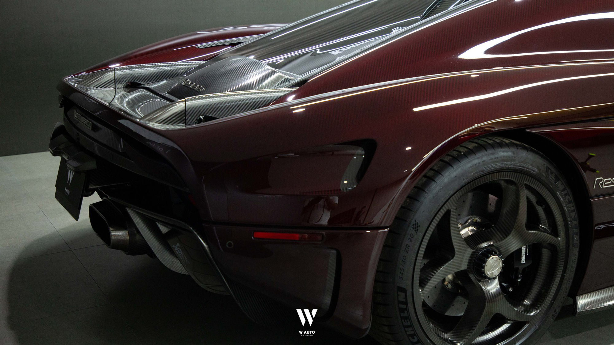 Siêu phẩm Koenigsegg Regera nằm phủ bạt kín bưng trong garage trăm tỷ, chờ ngày được Hoàng Kim Khánh mang đi dạo phố - Ảnh 6.