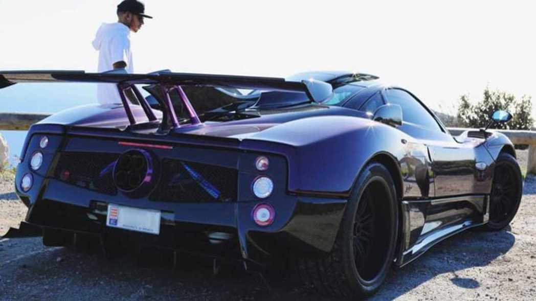 Pagani Zonda cũ bán ra với giá gần bằng 4 chiếc Bugatti Chiron nhờ tên tuổi của chủ xe - Ảnh 3.