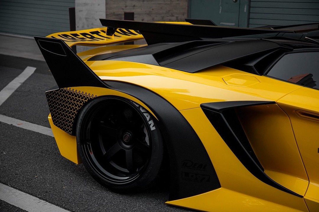 Lamborghini Aventador độ Liberty Walk mới đáng tham khảo cho đại gia Việt rủng rỉnh hầu bao: Riêng bộ vỏ carbon ngốn hơn 4,2 tỷ đồng - Ảnh 6.