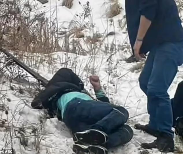 Sửng sốt trước pha bay xe qua cầu đỉnh như phim bom tấn của người đàn ông say xỉn - Ảnh 3. Sửng sốt trước pha bay xe qua cầu đỉnh như phim bom tấn của người đàn ông say xỉn - Ảnh 3.