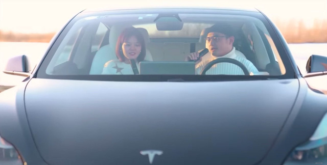 Tesla đang bán micro để hát karaoke trong xe điện - Ảnh 1.