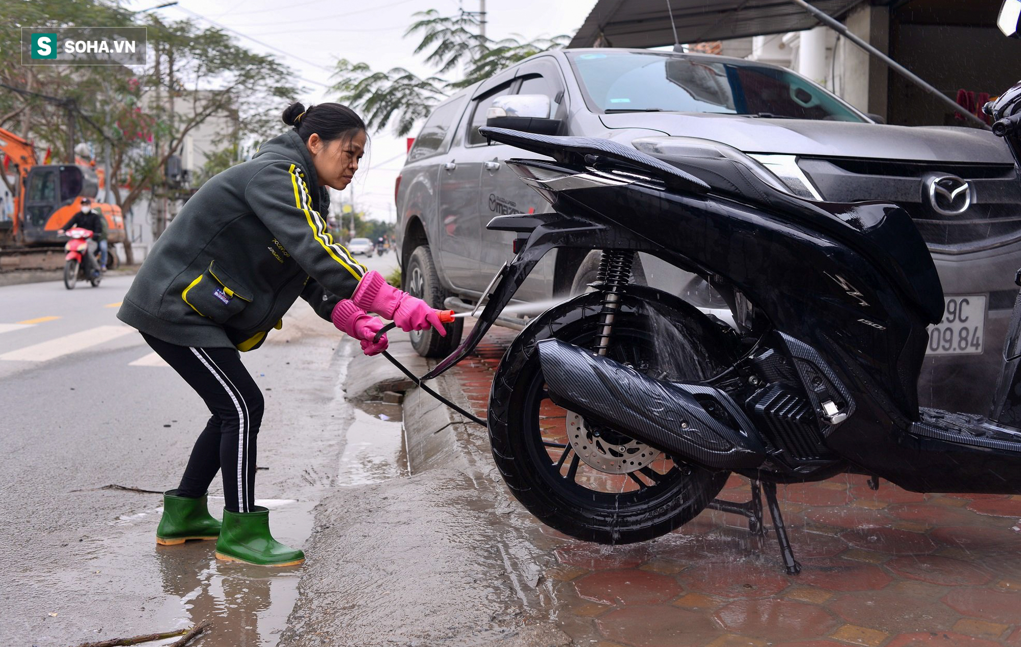 Ô tô, xe máy xếp hàng chờ bảo dưỡng ngày 28 Tết, nhân viên căng sức làm từ sáng đến đêm - Ảnh 9.